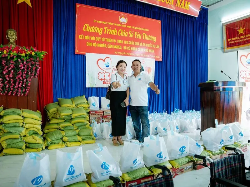 Hình ảnh người đang nói chuyện với chuyên gia tư vấn, biểu tượng hỗ trợ và cộng đồng