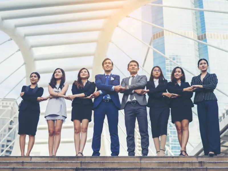 Hình ảnh một người đang suy nghĩ trước máy tính, thể hiện việc đưa ra quyết định có trách nhiệm khi chơi cờ bạc trực tuyến